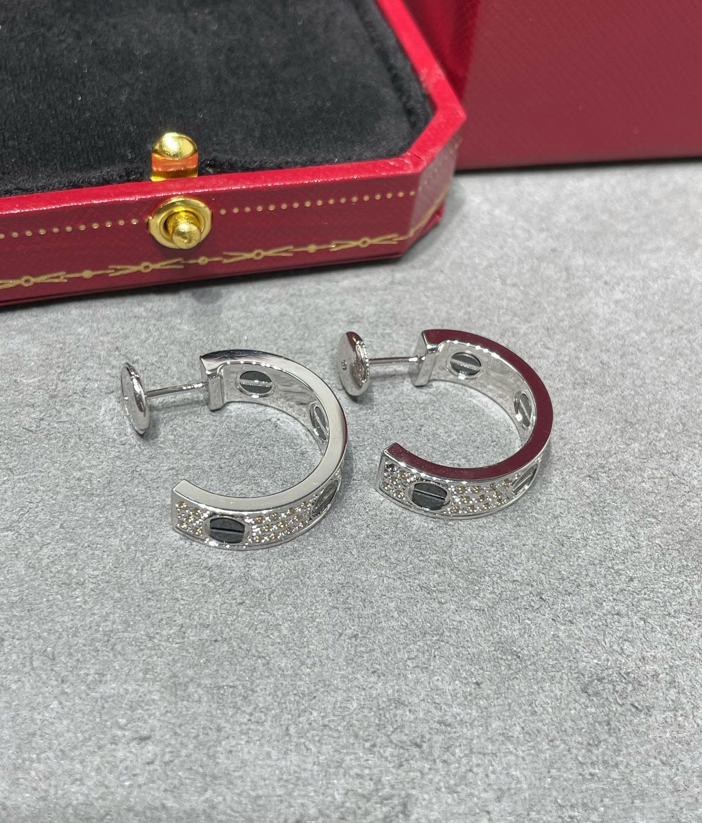 「Lume Jewelry」LOVEセラミック・ダイヤモンドパヴェシルバーピアス