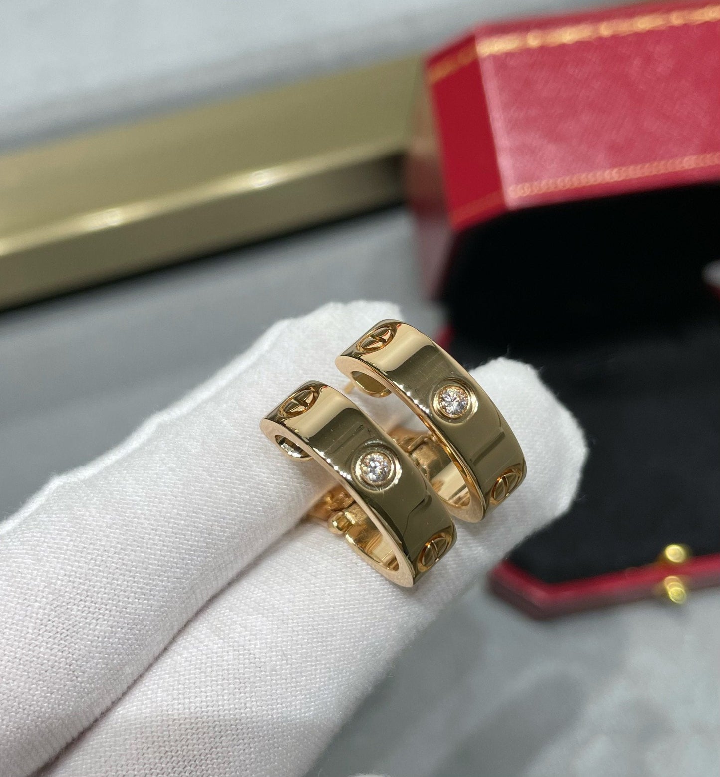 Lume Jewelry 「LOVE」5.5mm 1ダイヤモンドピアス