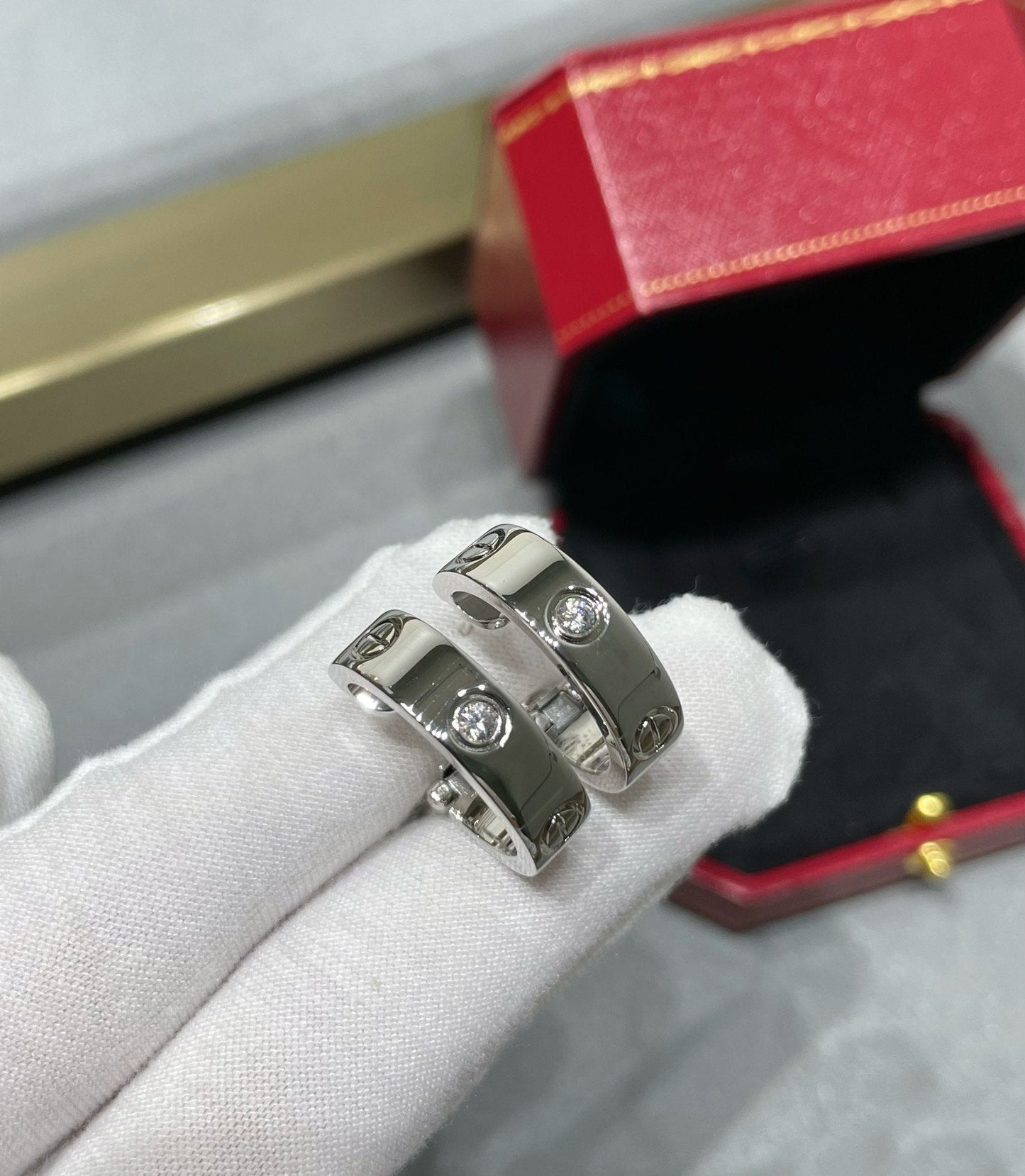 Lume Jewelry 「LOVE」5.5mm 1ダイヤモンドピアス