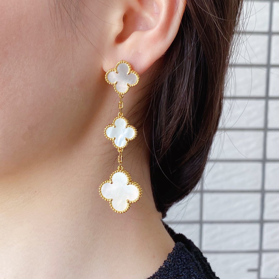 Lume Jewelry クローバー MOP 3モチーフ ゴールドピアス