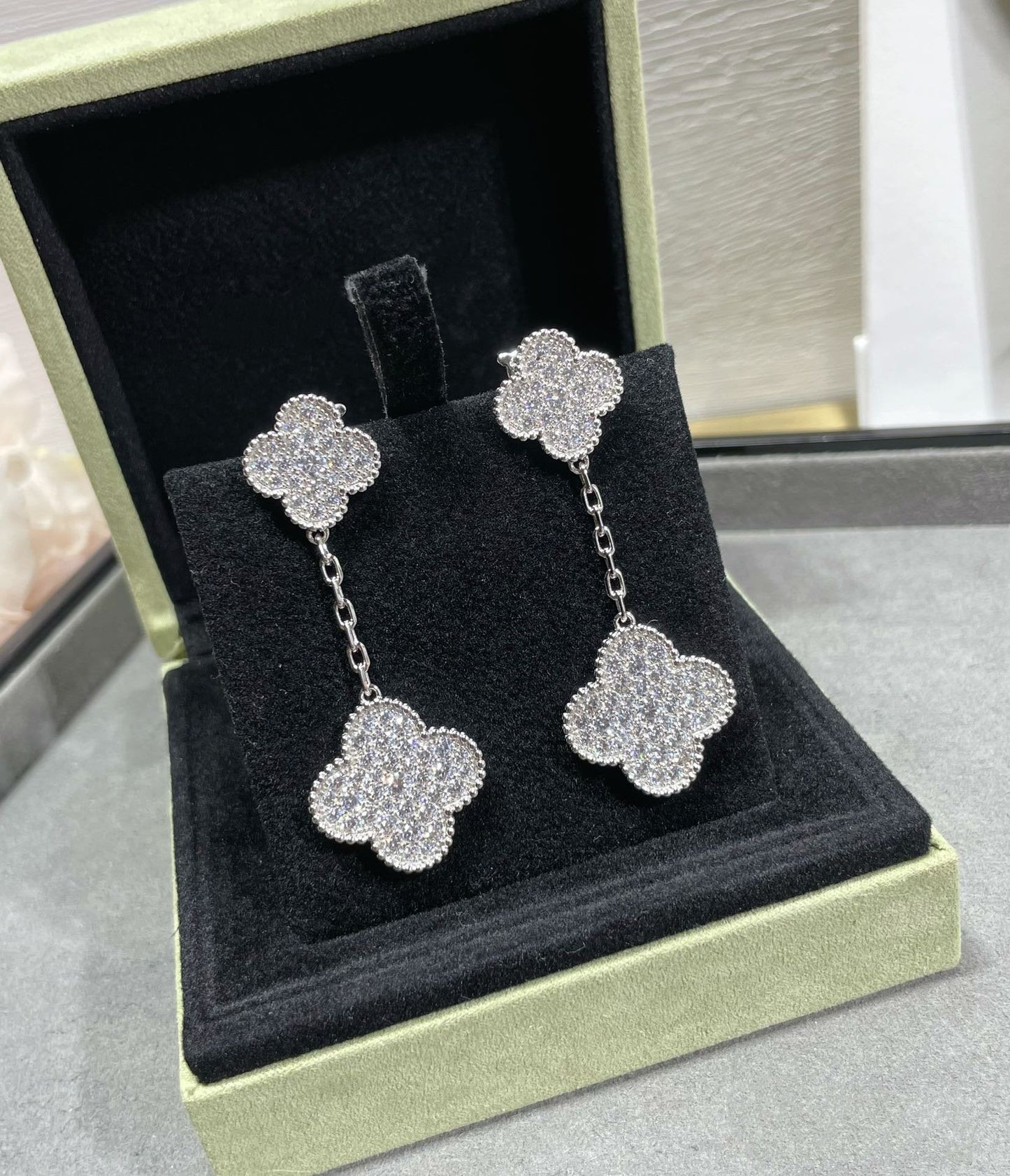 Lume Jewelry®クローバー2モチーフダイヤモンドパヴェシルバーピアス