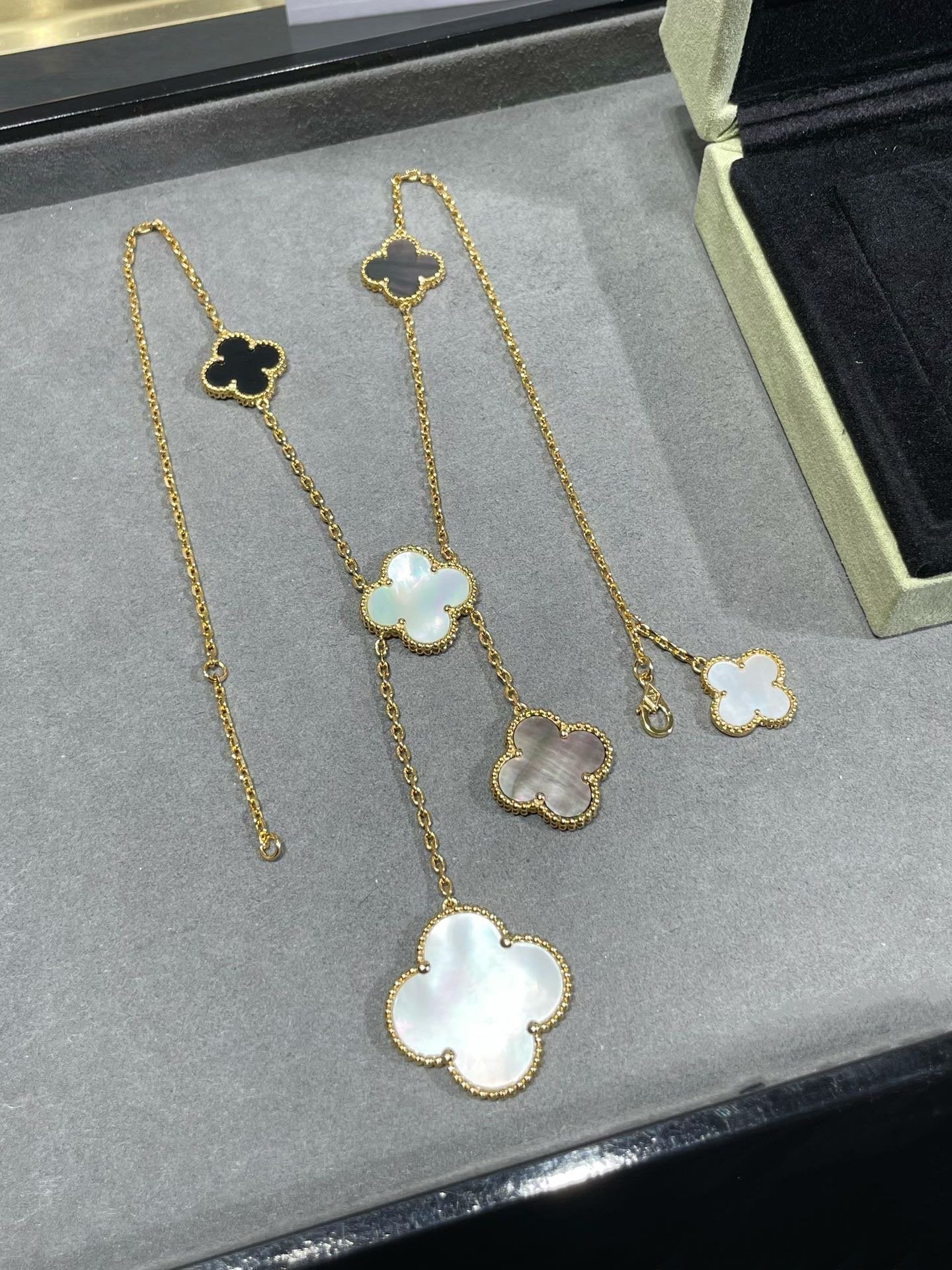 「ルームジュエリー」クローバー 6モチーフ マザーオブパール オニキス ゴールドネックレス