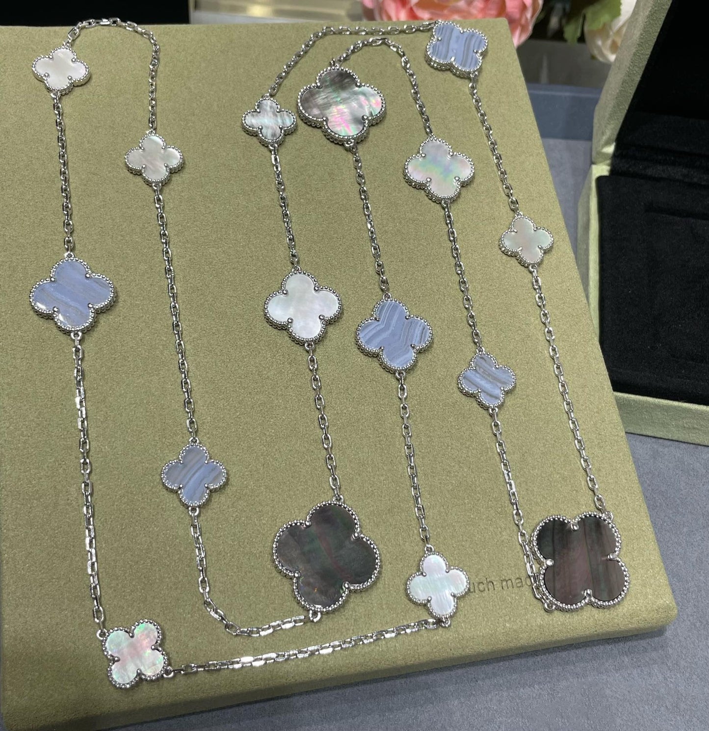 「ルムジュエリー」クローバー16モチーフカルセドニーMOPシルバーネックレス