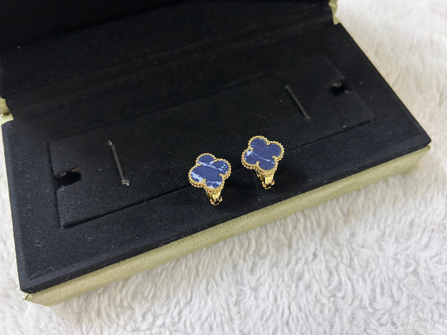 Lume Jewelry「クローバー・ピーターサイト・ミディアム・スタッズピアス」