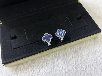Lume Jewelry「クローバー・ピーターサイト・ミディアム・スタッズピアス」