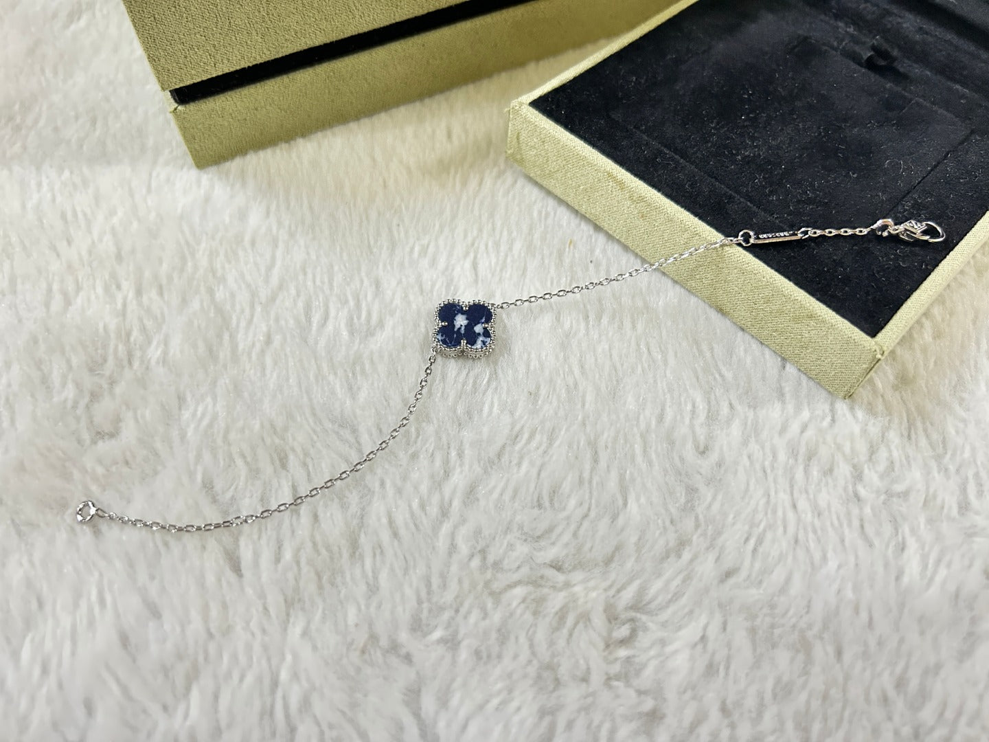 Lume Jewelry「クローバー 1モチーフ ピータサイト ブレスレット」