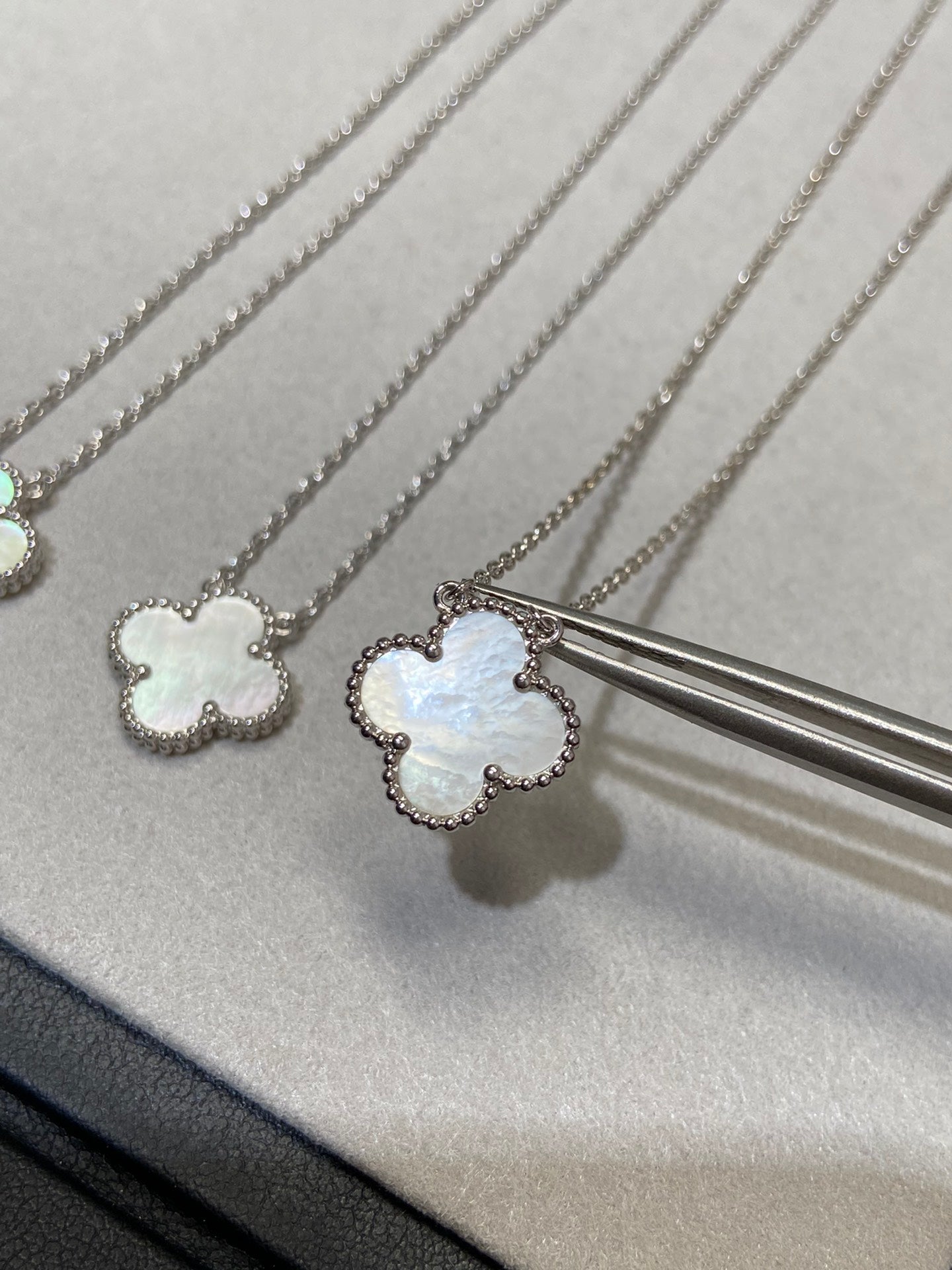 Lume Jewelry クローバー ミディアム シルバーホワイトMOPネックレス