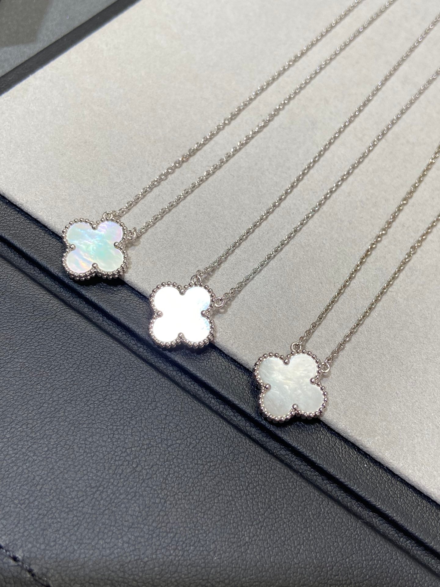 Lume Jewelry クローバー ミディアム シルバーホワイトMOPネックレス