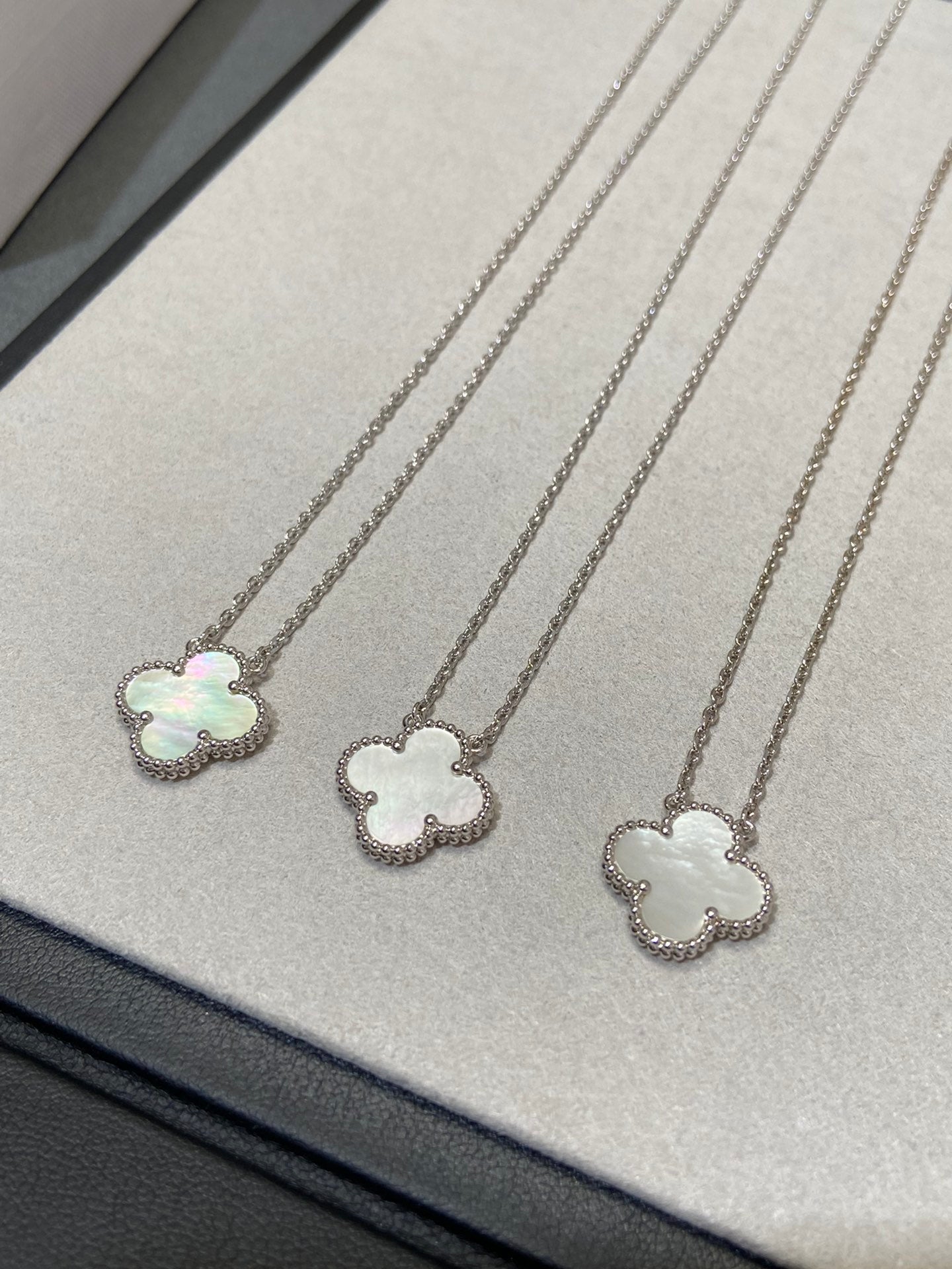 Lume Jewelry クローバー ミディアム シルバーホワイトMOPネックレス
