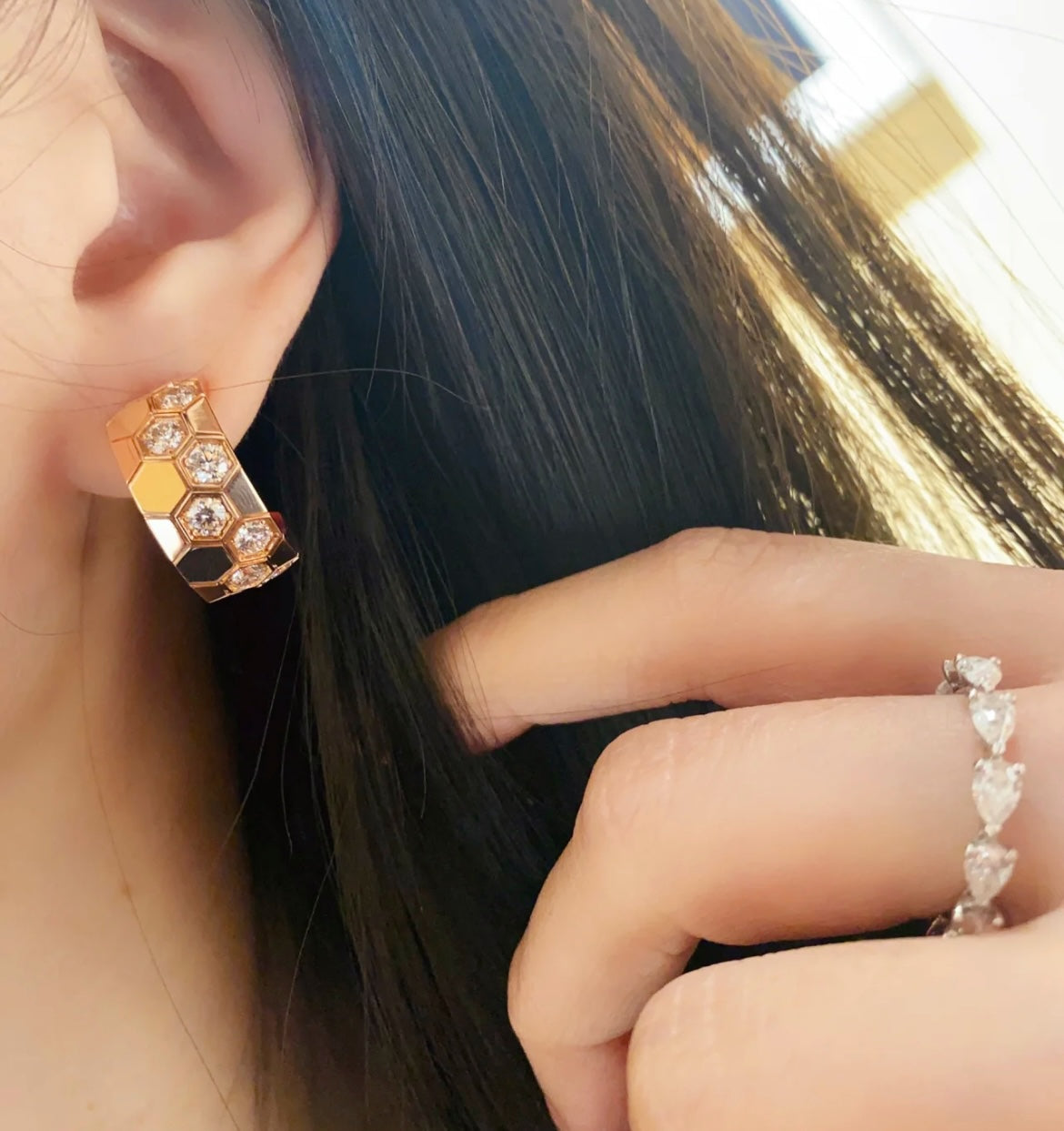 Lume Jewelry「BEE LOVE ダイヤモンドフープイヤリング」