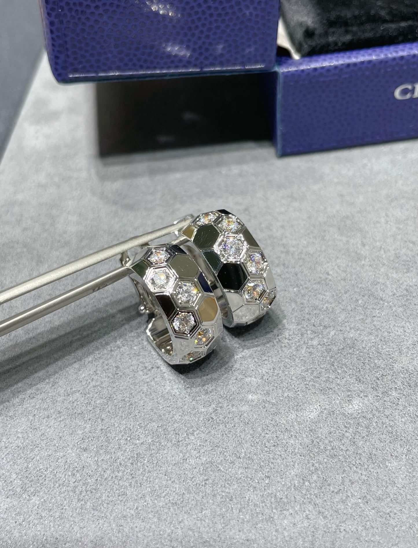 Lume Jewelry「BEE LOVE ダイヤモンドフープイヤリング」