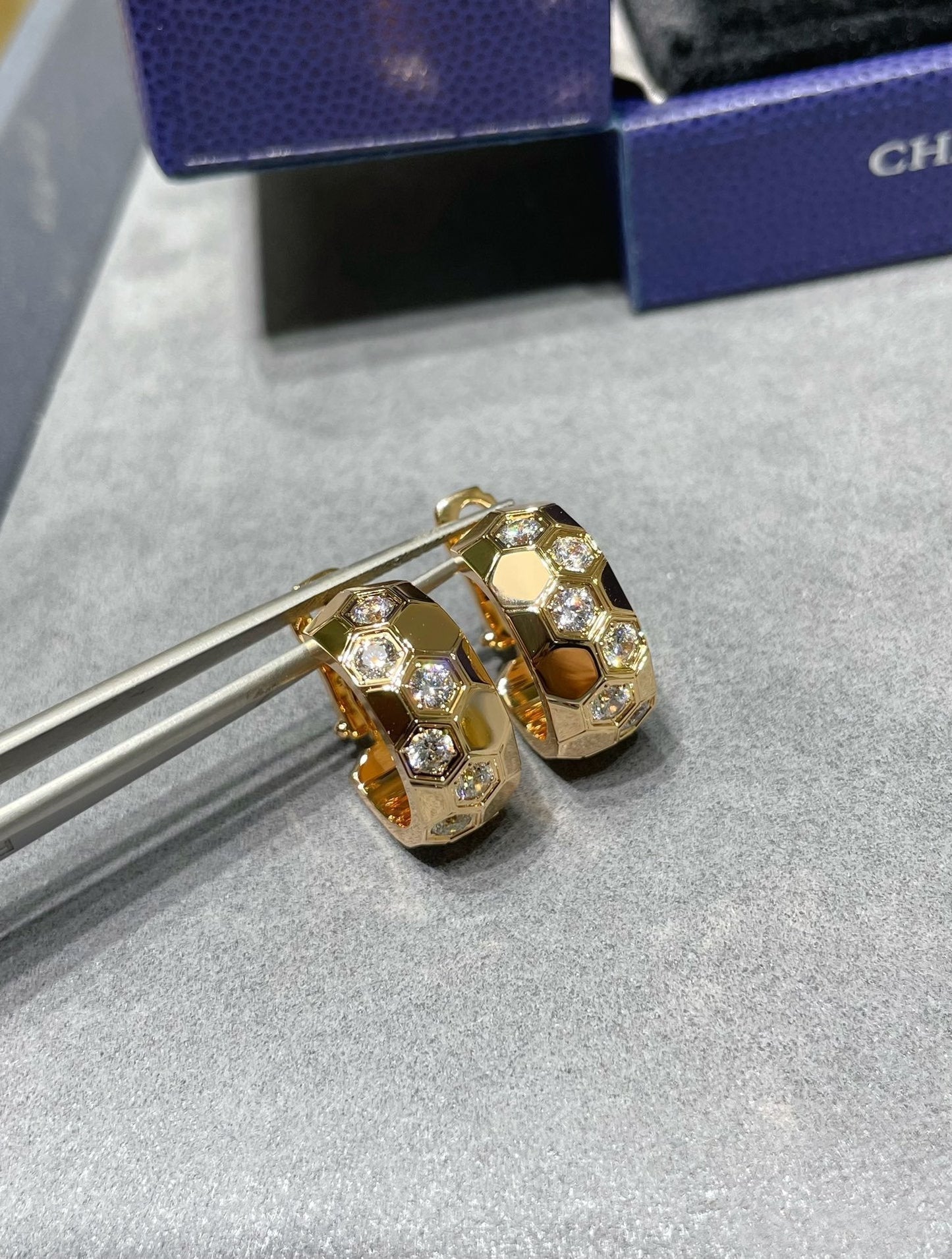 Lume Jewelry「BEE LOVE ダイヤモンドフープイヤリング」