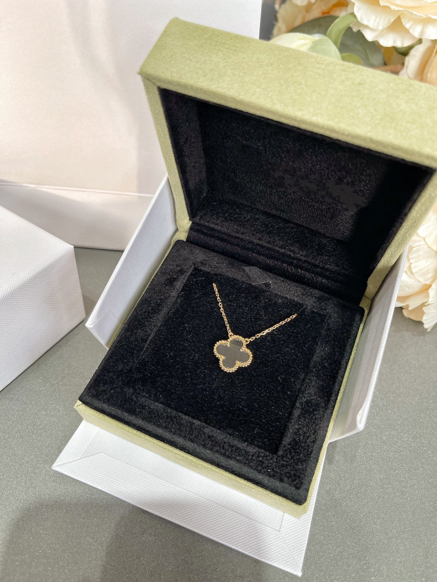 Lume Jewelry「クローバー ロック クリスタル ローズゴールド ネックレス」