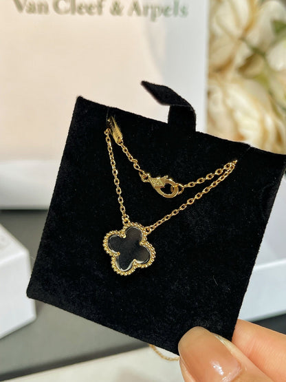 Lume Jewelry「クローバー ロック クリスタル ローズゴールド ネックレス」