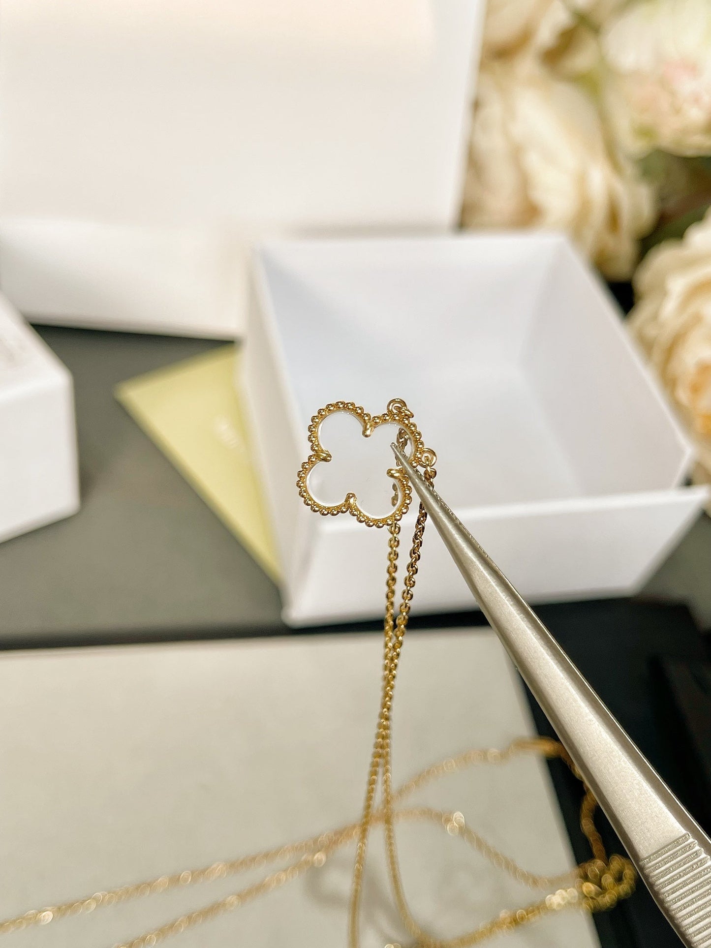 Lume Jewelry「クローバー ロック クリスタル ローズゴールド ネックレス」