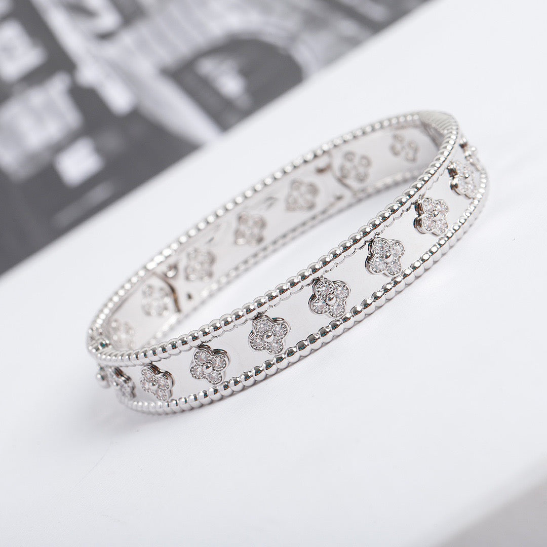 「ルーメジュエリー」クローバーブレスレット 8MM ダイヤモンド