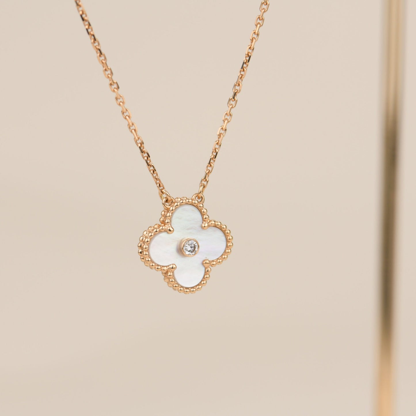 Lume Jewelry クローバー 15MM ダイヤモンド ホワイトフリティラリア ネックレス