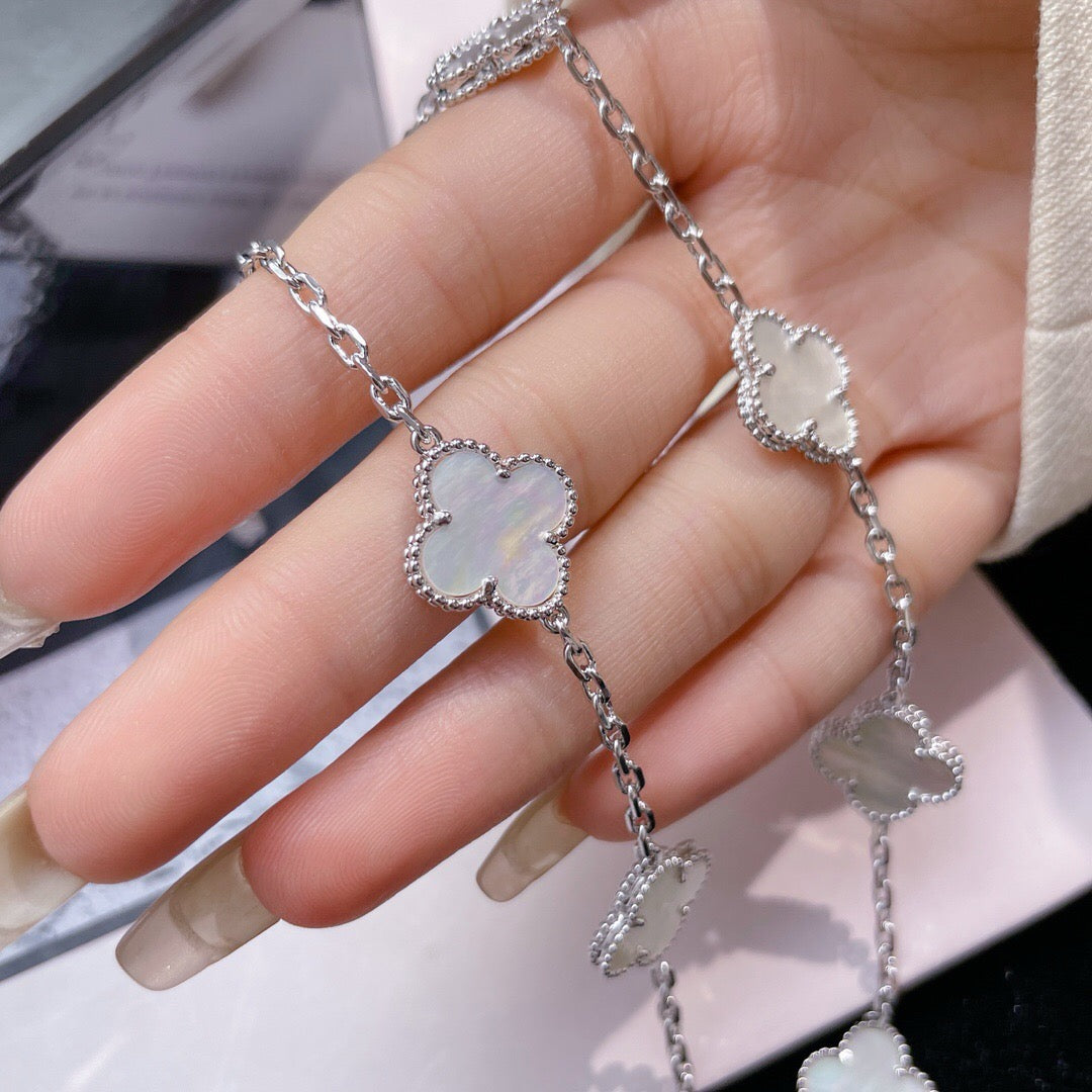 「ルームジュエリー」クローバー10モチーフ ホワイトマザーオブパールネックレス