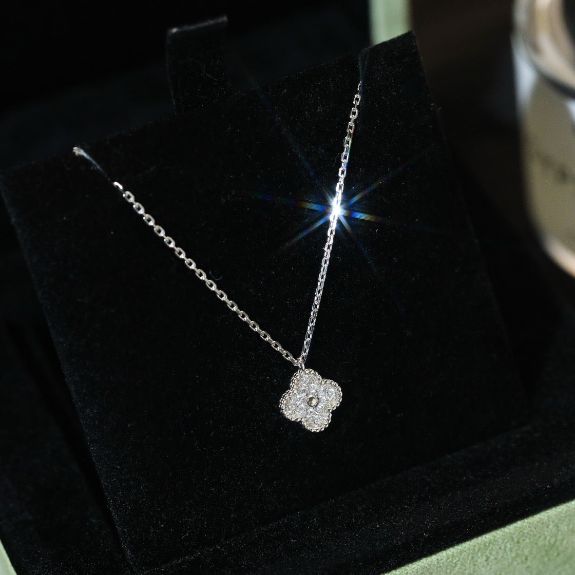Lume Jewelry CLOVER MINI 9.5MM PENDANT DIAMOND NECKLACE