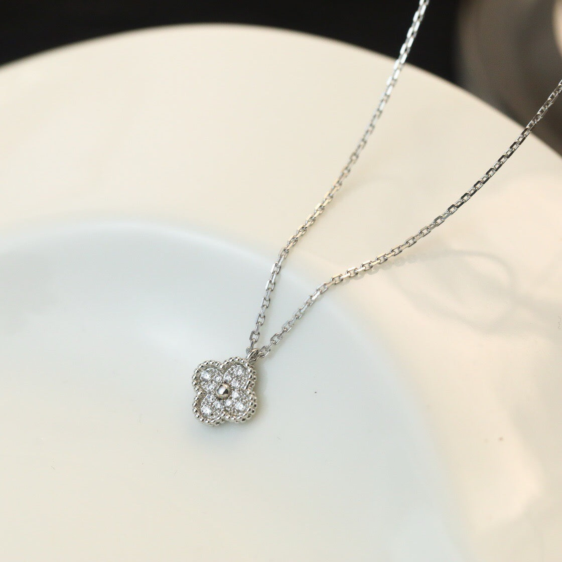 Lume Jewelry CLOVER MINI 9.5MM PENDANT DIAMOND NECKLACE
