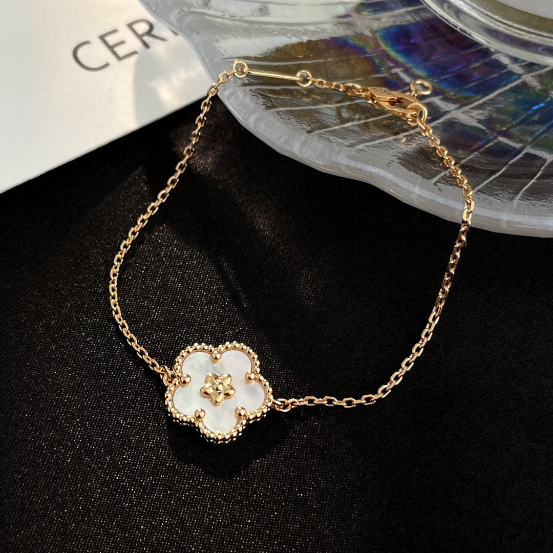 ルムジュエリー 「ラッキー ホワイトMOP梅の花ブレスレット」