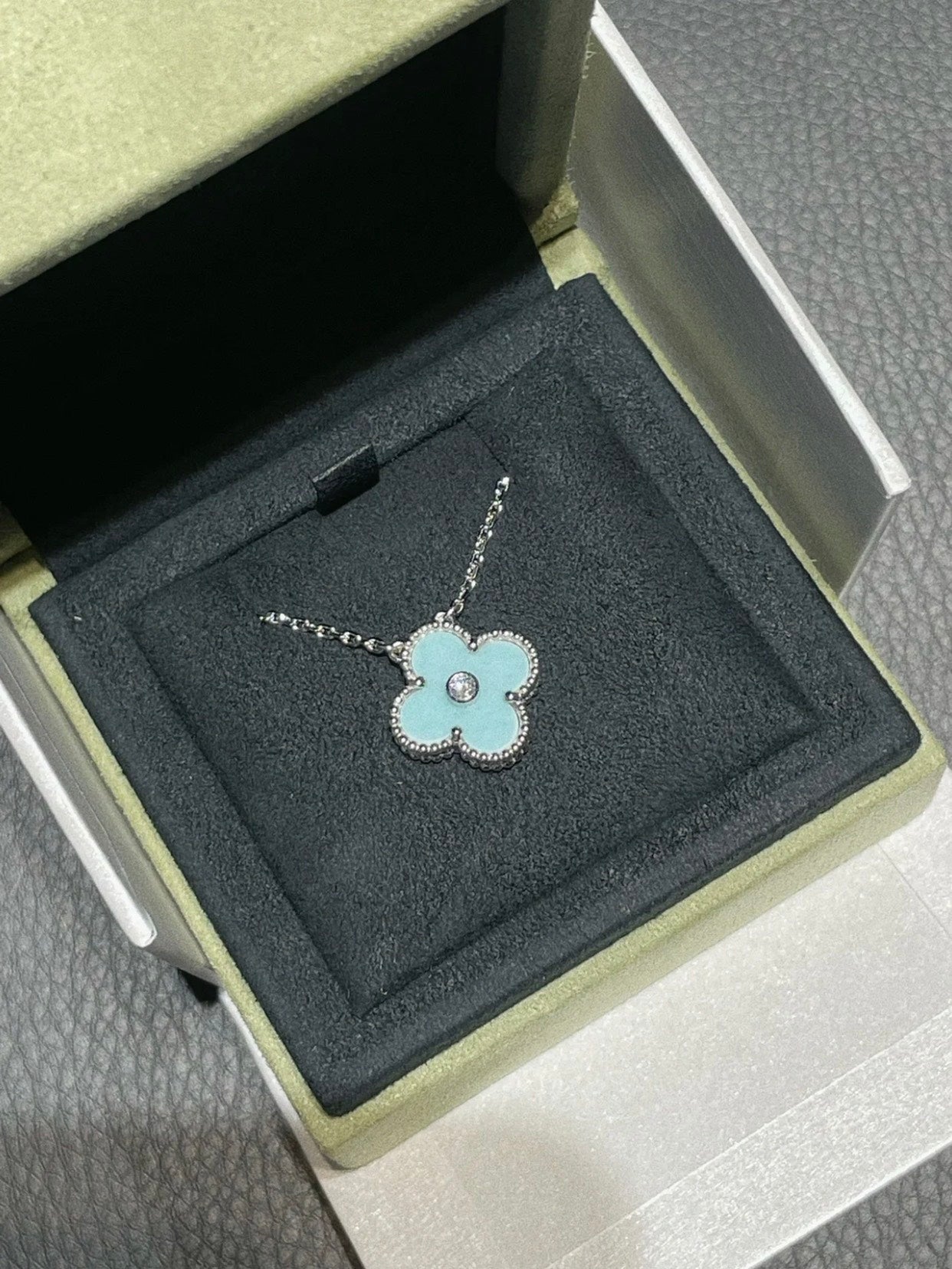 『ルメジュエリー』クローバー1ダイヤモンドライトブルーシルバーネックレス