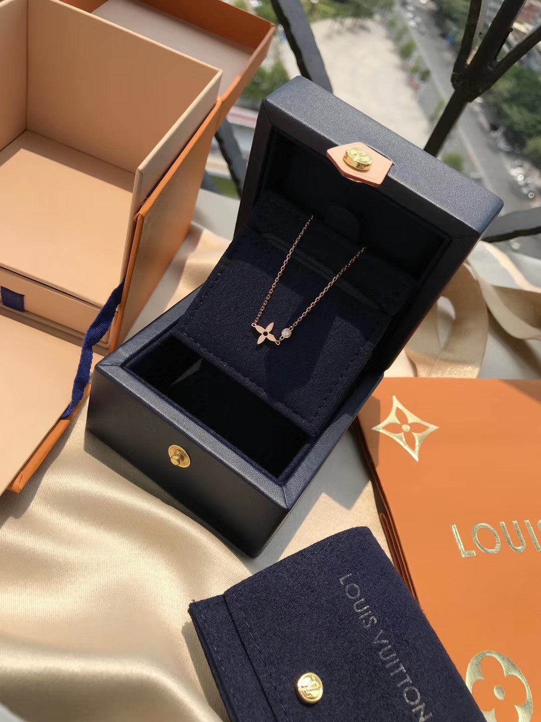 Lume Jewelry『BLOSSOM PENDANT PINK GOLD AND DIAMOND』