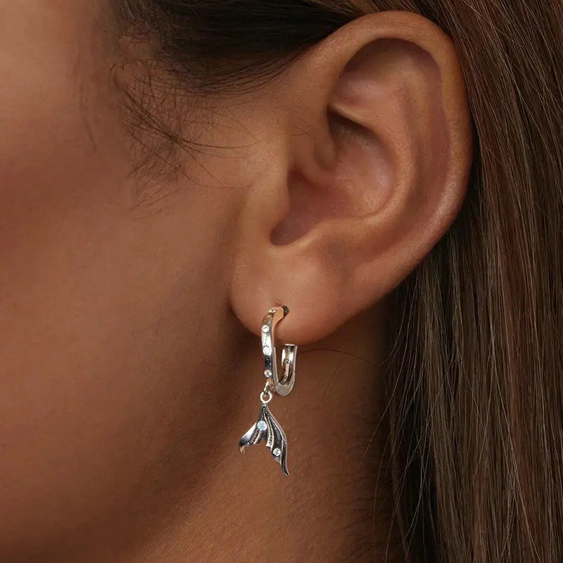 上品な金メッキのピアス アレルギー対応 フィッシュテールピアス ギフト SCE1744
