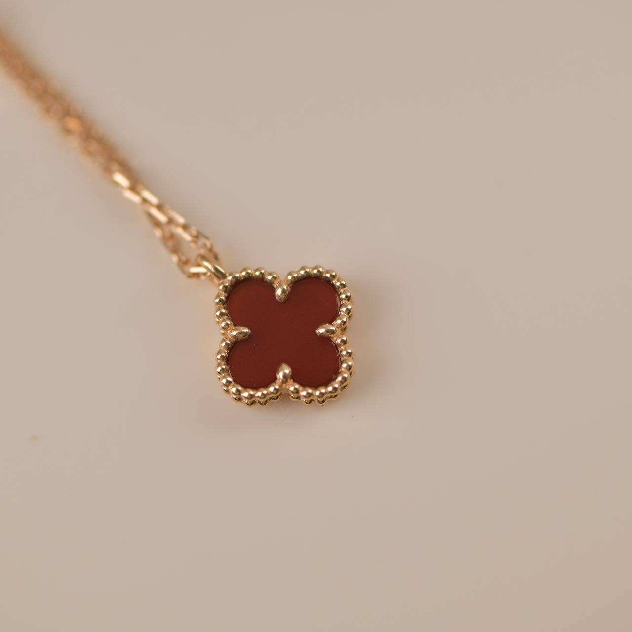 Lume Jewelry クローバーミニ 9.5mm ホワイトカーネリアン ネックレス