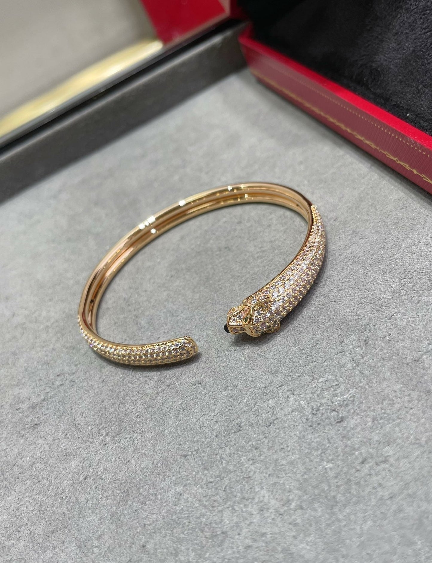 「リュームジュエリー」パンテール フルダイヤモンド オープンブレスレット