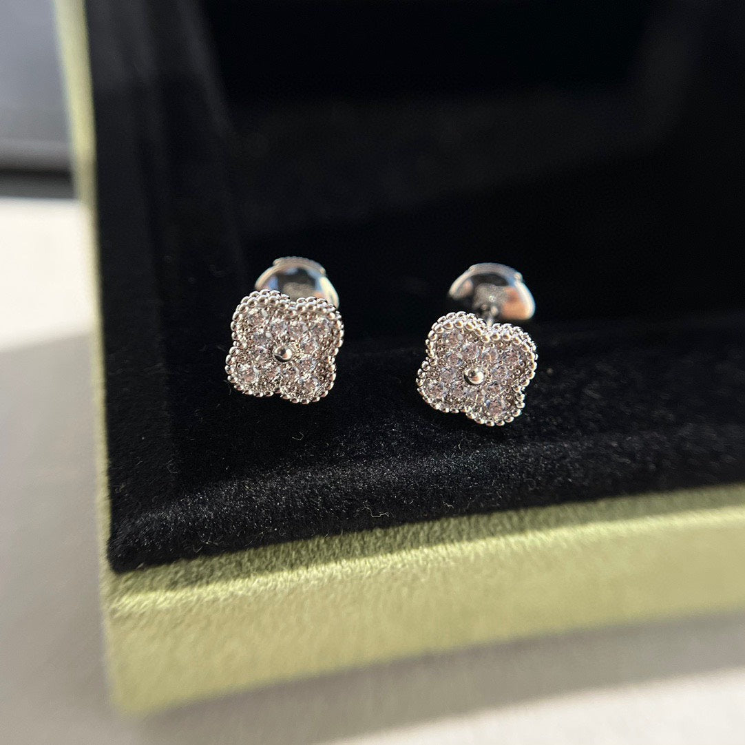 Lume Jewelry クローバーミニダイヤモンドスタッドピアス