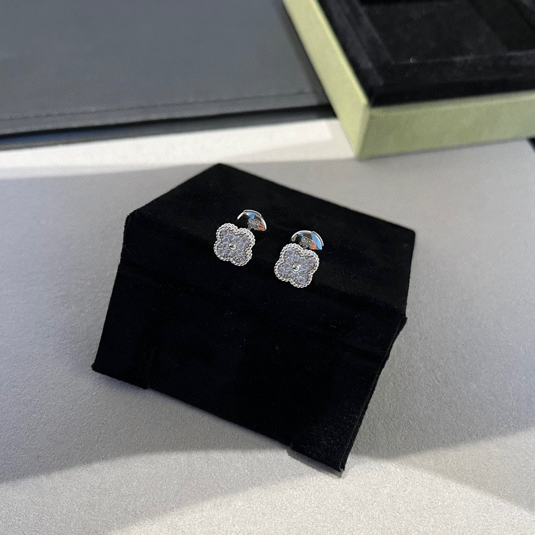 Lume Jewelry クローバーミニダイヤモンドスタッドピアス